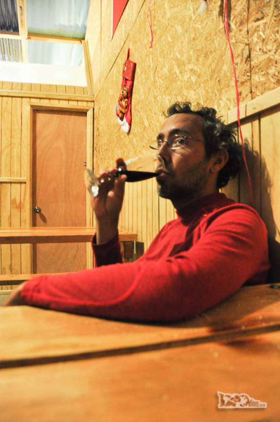 Dormimos na barraca, mas aproveitamos o refúgio quentinho do Acampamento Los Cuernos para jantarmos e tomarmos um bom vinho, no Parque Nacional Torres del Paine, no sul do Chile